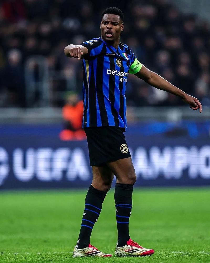 皇马信任18岁天才马斯坦托诺，罗马诺盛赞其未来潜力（18岁新星马斯坦托诺获皇马信赖，罗马诺称其潜力无限）