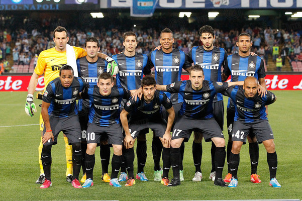 足球国足公开训练吸引千名球迷现场加油（国足公开训练吸引上千球迷到场助威）