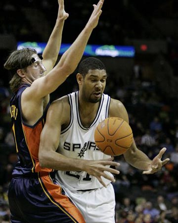 纪念去世的朋友，雅克松的打底衫上写着“安息吧，我的兄弟”（悼念亡友，雅克松穿印有“安息吧，我的兄弟”的打底衫）