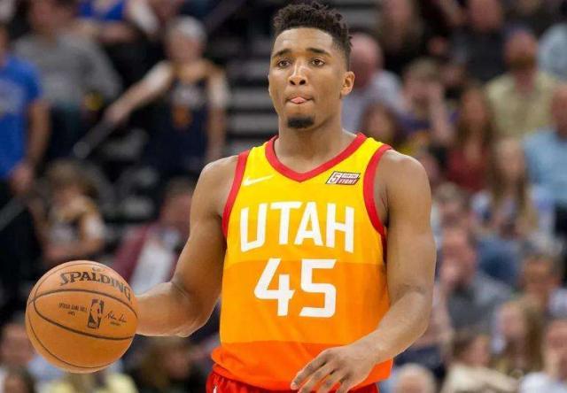 排球王莱昂+科门达+萨萨克 三巨头续约 冲击波超新赛季（球王莱昂携科门达、萨萨克续约，冲击波三大核心剑指新赛季）