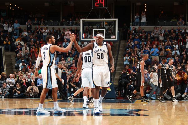 津巴布韦球队首夺联赛冠军，球队老板直接揣25万美元现金奖励球队（津巴布韦球队首次加冕联赛桂冠，老板当场掏出25万美元现金犒军）